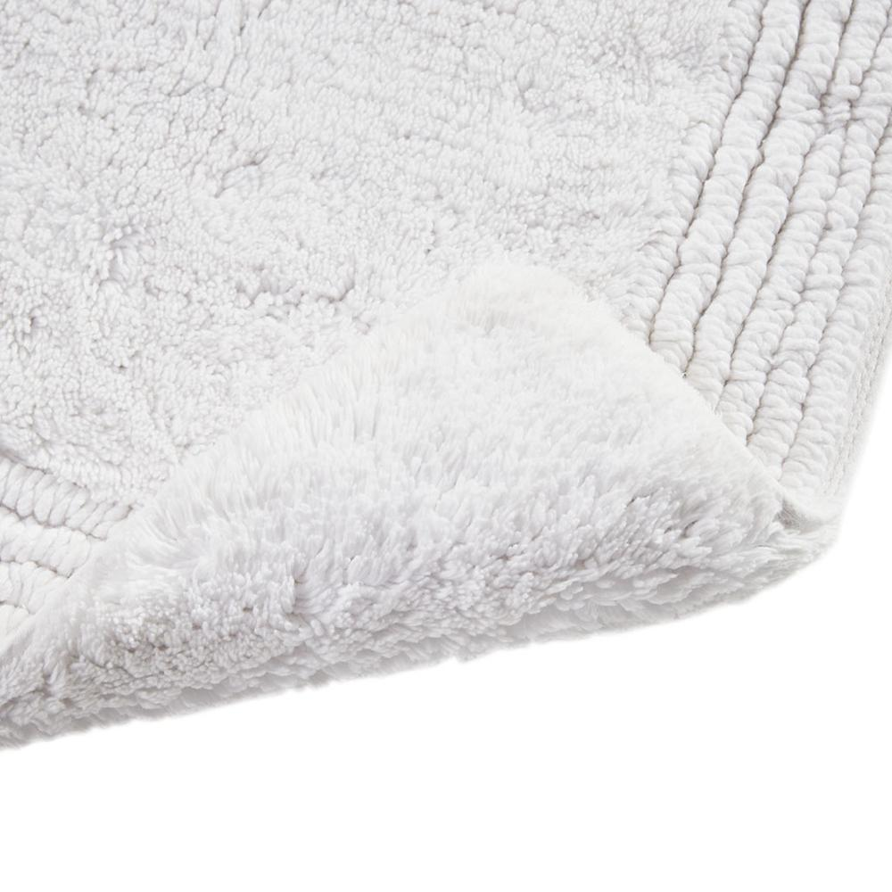 Reversible bath rug made of 100% cotton with 3000 GSM, featuring a tufted design and plush texture in neutral colors.