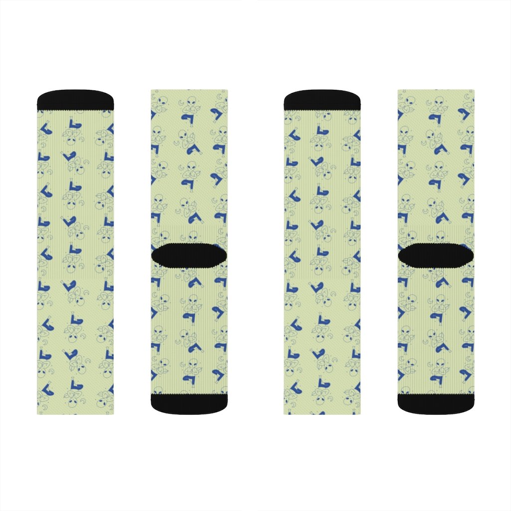 Yellow Pandora alien-themed yoga socks featuring colorful alien designs and comfortable fabric for yoga and casual wear.