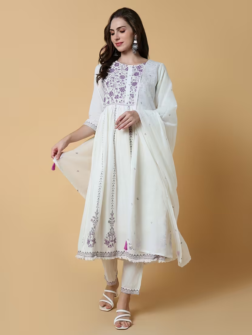 Women’s white embroidered suit set in size L by Viridian Pontus, featuring detailed embroidery and elegant traditional design.